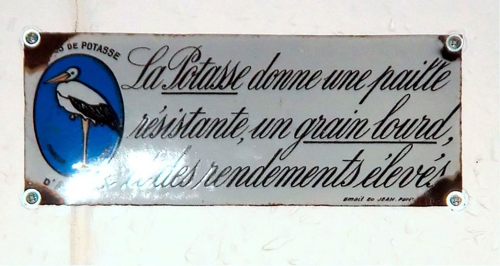 Plaque rectangulaire avec sentence. Musées GrandEst