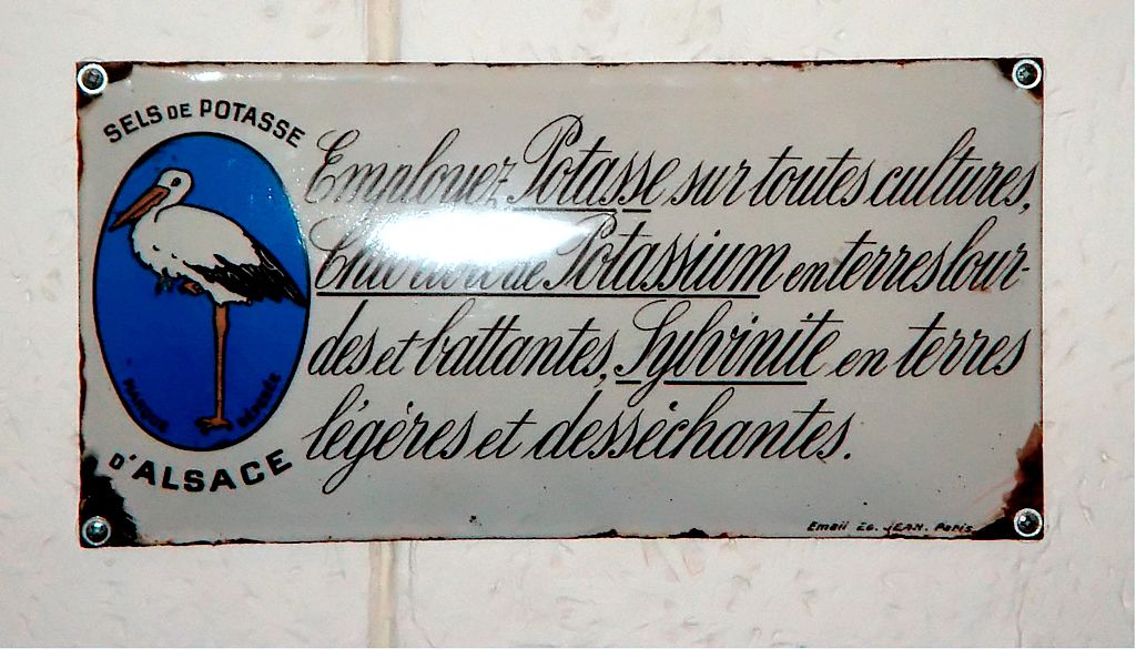 Plaque rectangulaire avec sentence. Musées GrandEst